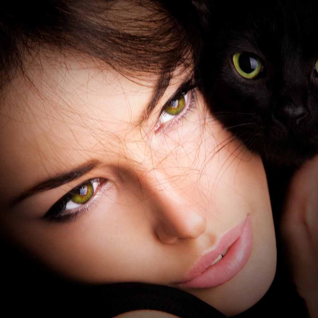 Красивая зеленоглазая девушка с черной кошкой