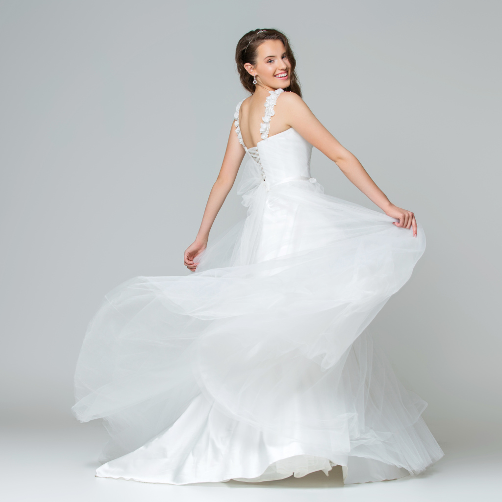 Красивая радостная девушка в белом свадебность платье
