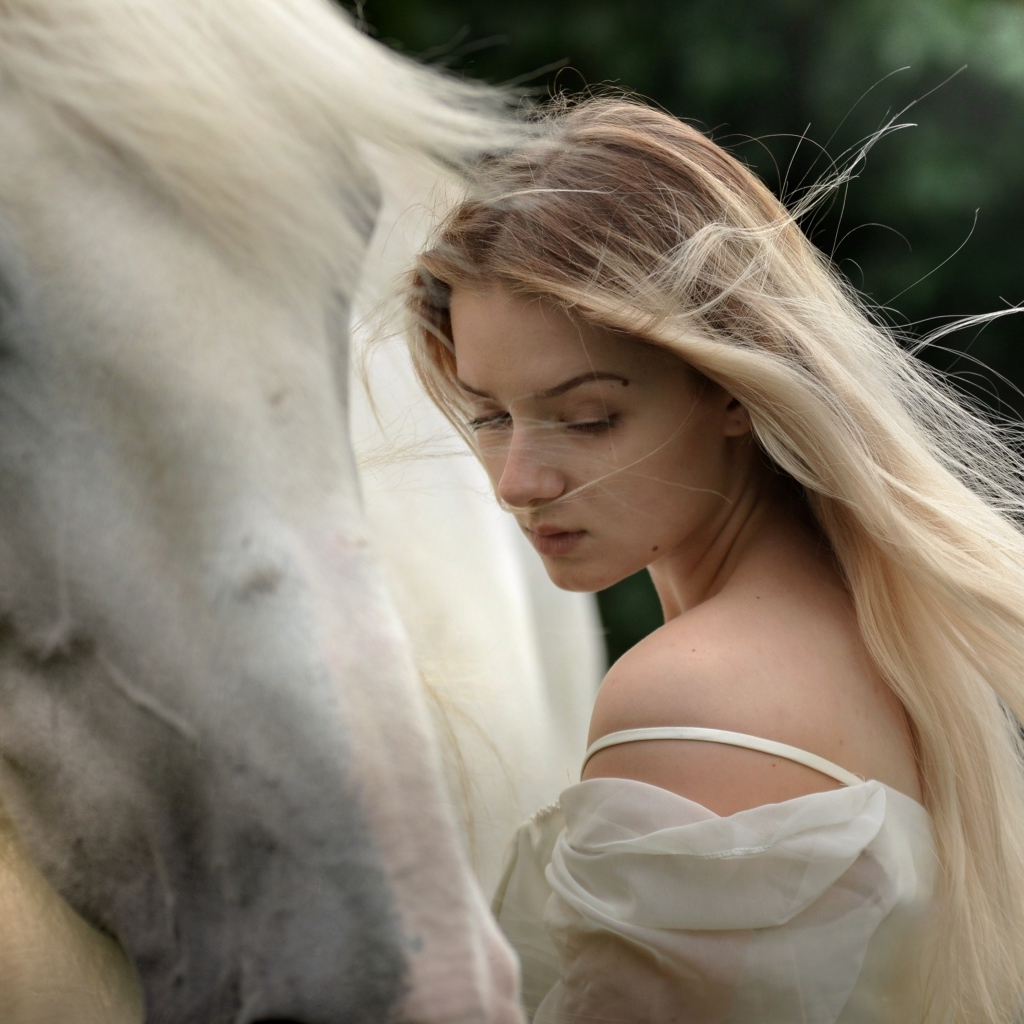 Красивая длинноволосая блондинка с конем