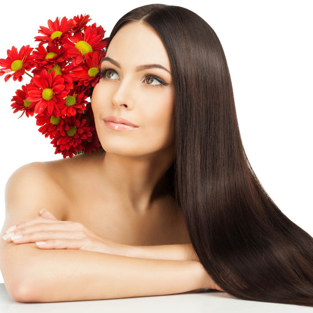 Красивая длинноволосая девушка шатенка с букетом хризантем на белом фоне