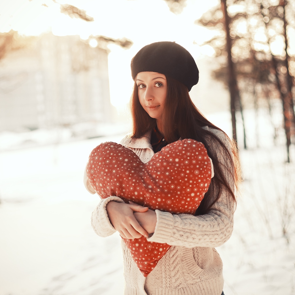 Красивая длинноволосая шатенка с игрушечным сердцем 