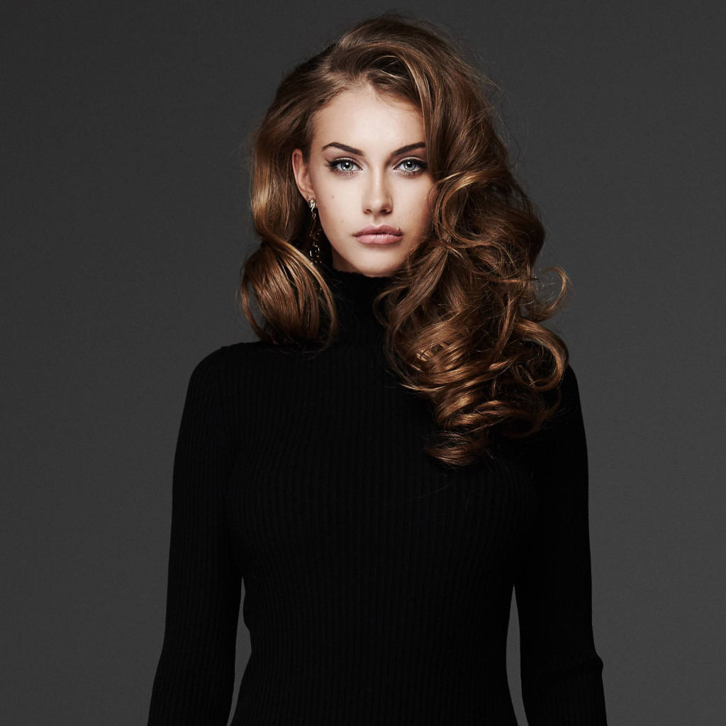 Красивая длинноволосая брюнетка в черном свитере