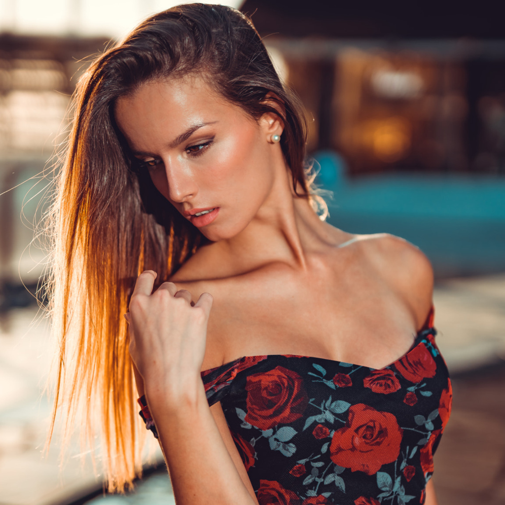 Красивая длинноволосая брюнетка в платье