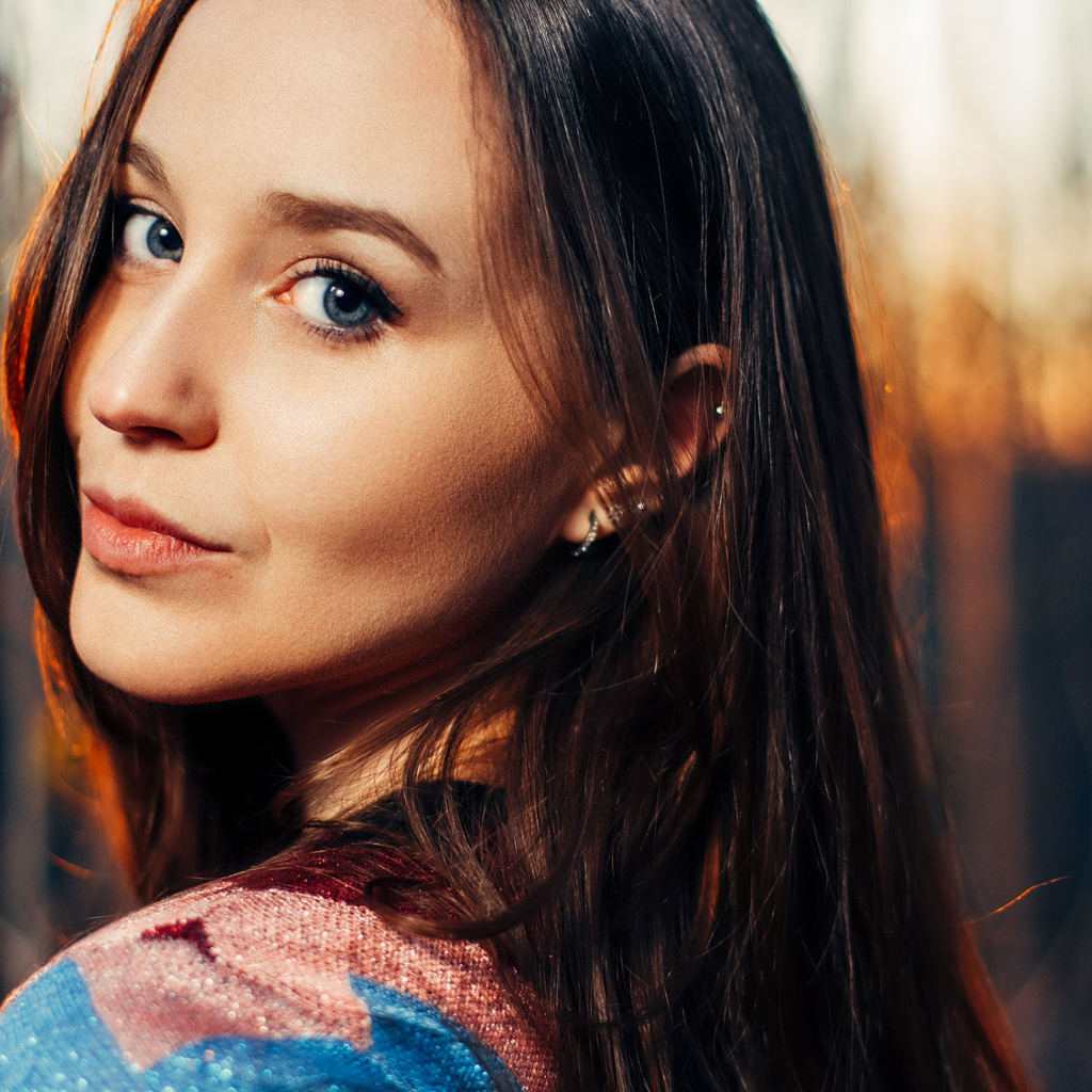 Красивая длинноволосая девушка с голубыми глазами