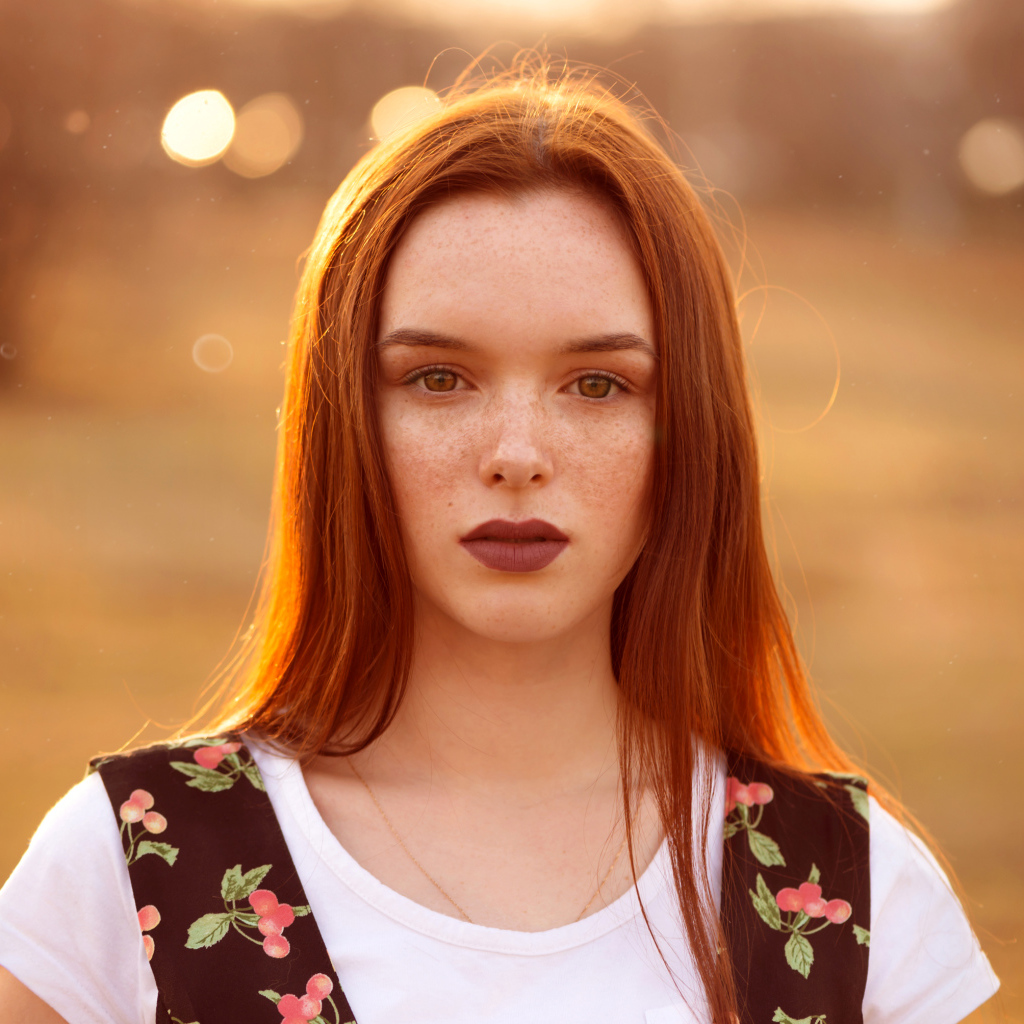 Красивая рыжеволосая яркая девушка с веснушками