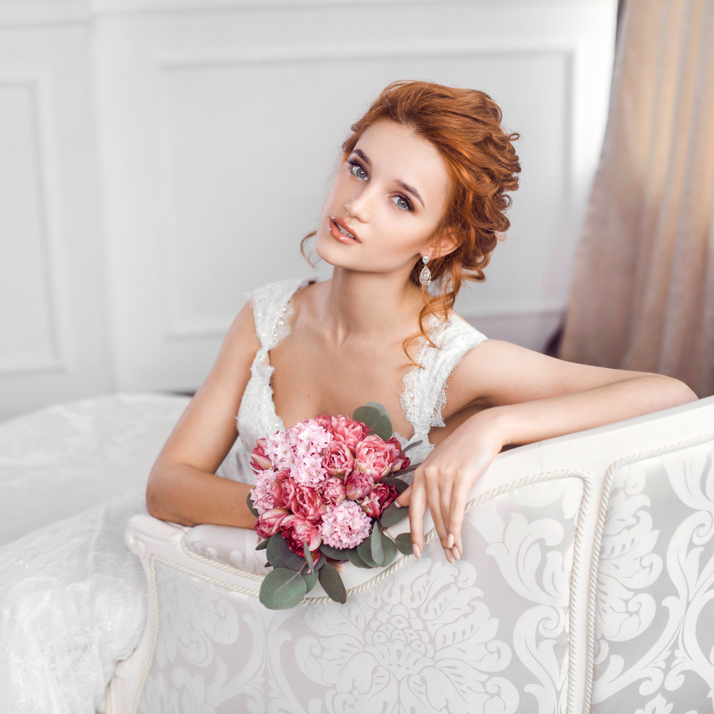 Красивая рыжеволосая девушка невеста с розовым букетом
