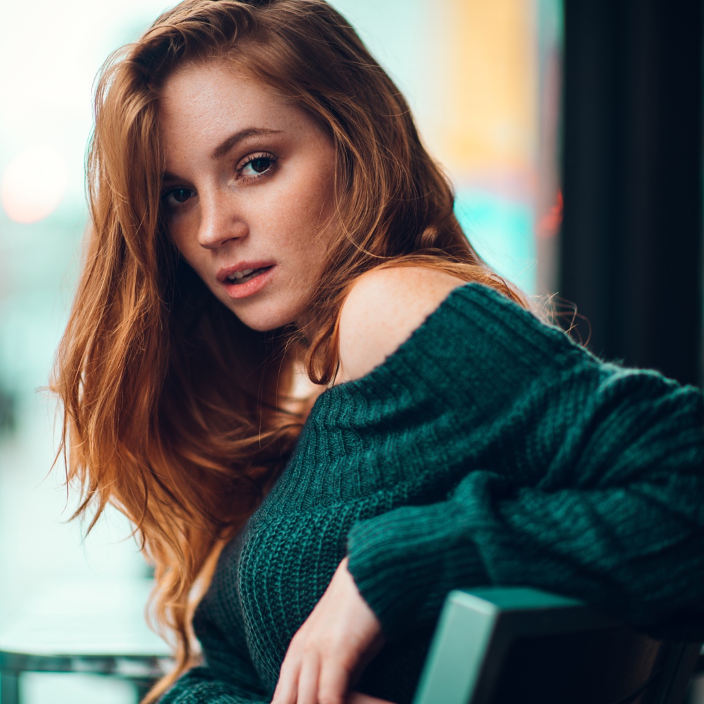 Красивая рыжеволосая девушка в свитере