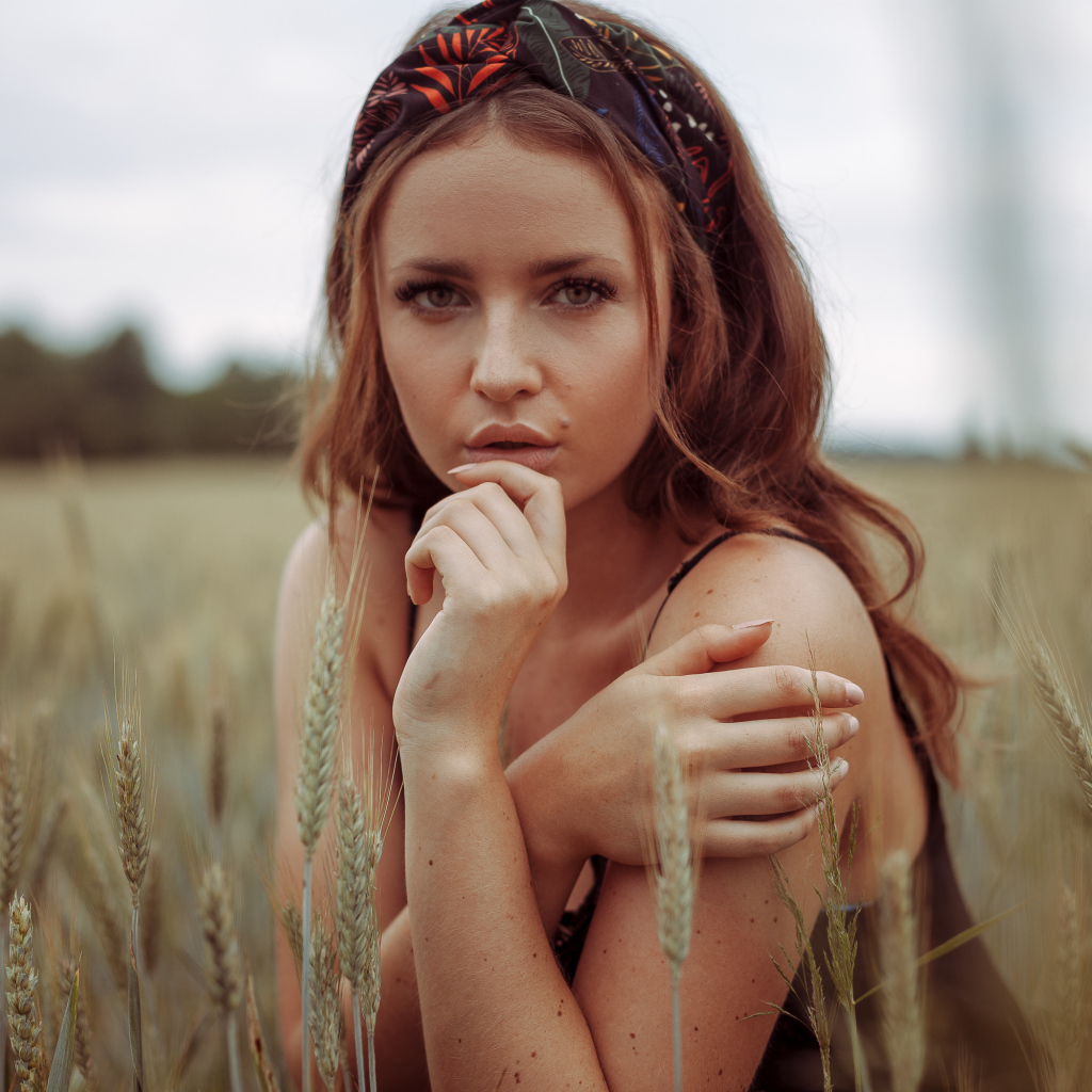 Красивая рыжеволосая девушка на поле с пшеницей