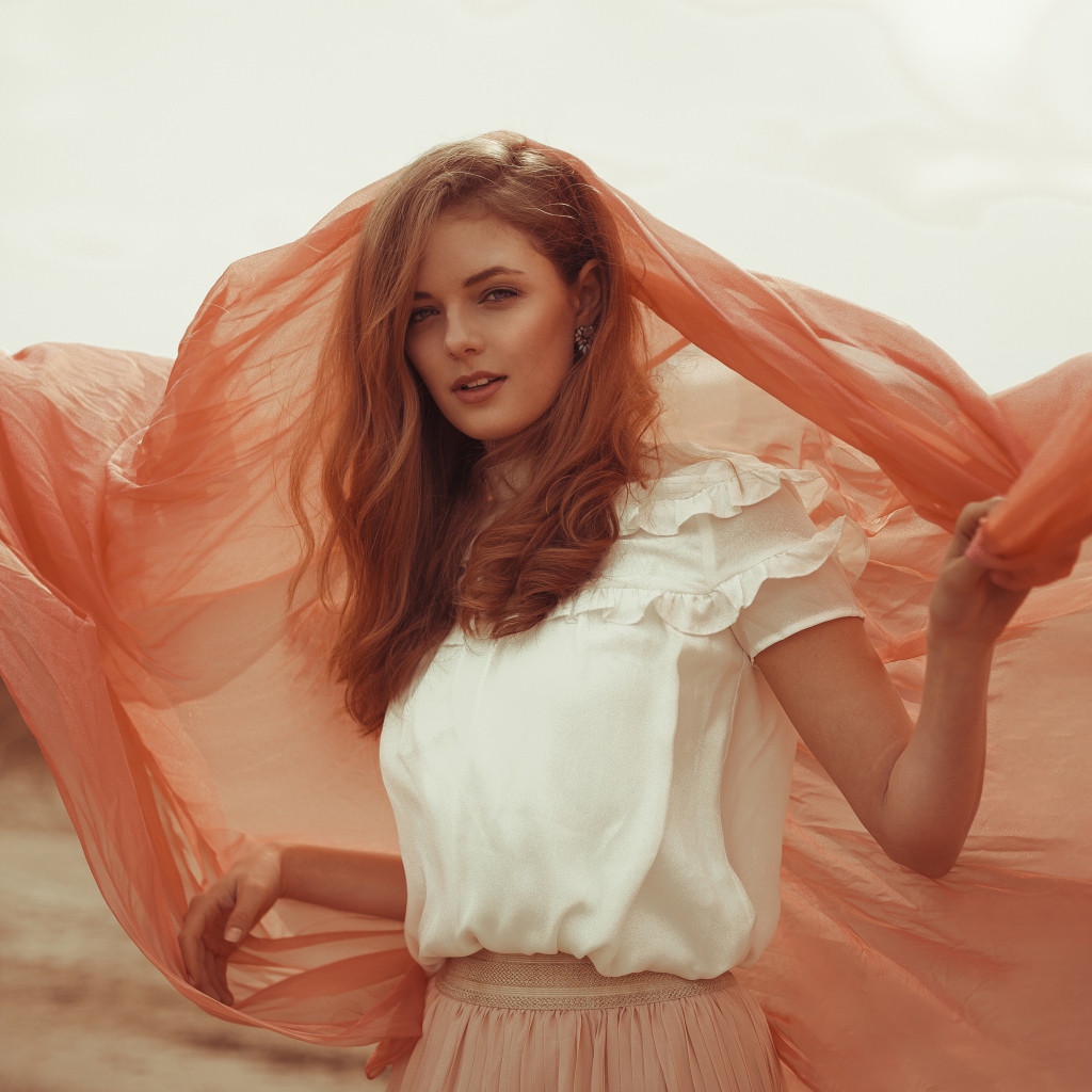 Красивая рыжеволосая девушка с накидкой 