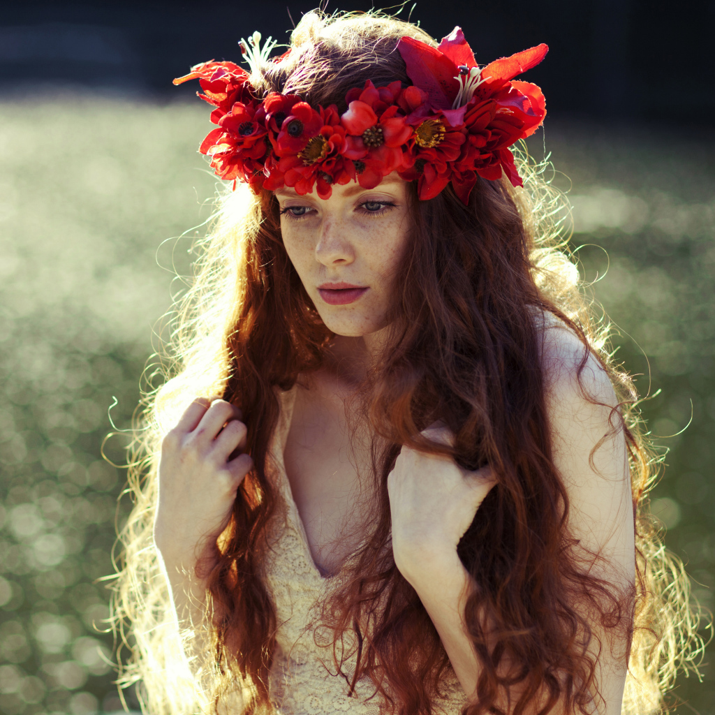 Красивая рыжеволосая девушка с венком на голове