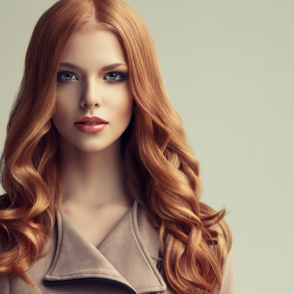 Красивая рыжеволосая девушка с голубыми глазами