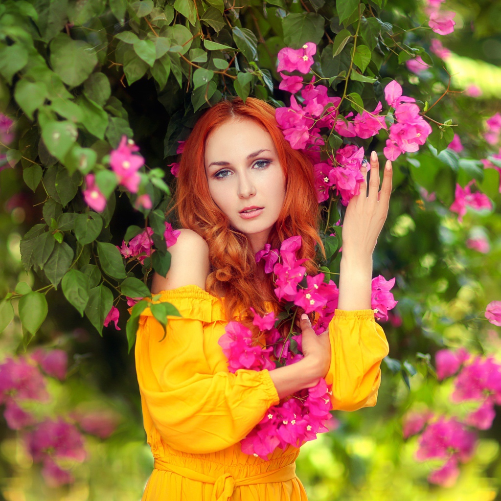Красивая рыжеволосая девушка с розовыми цветами