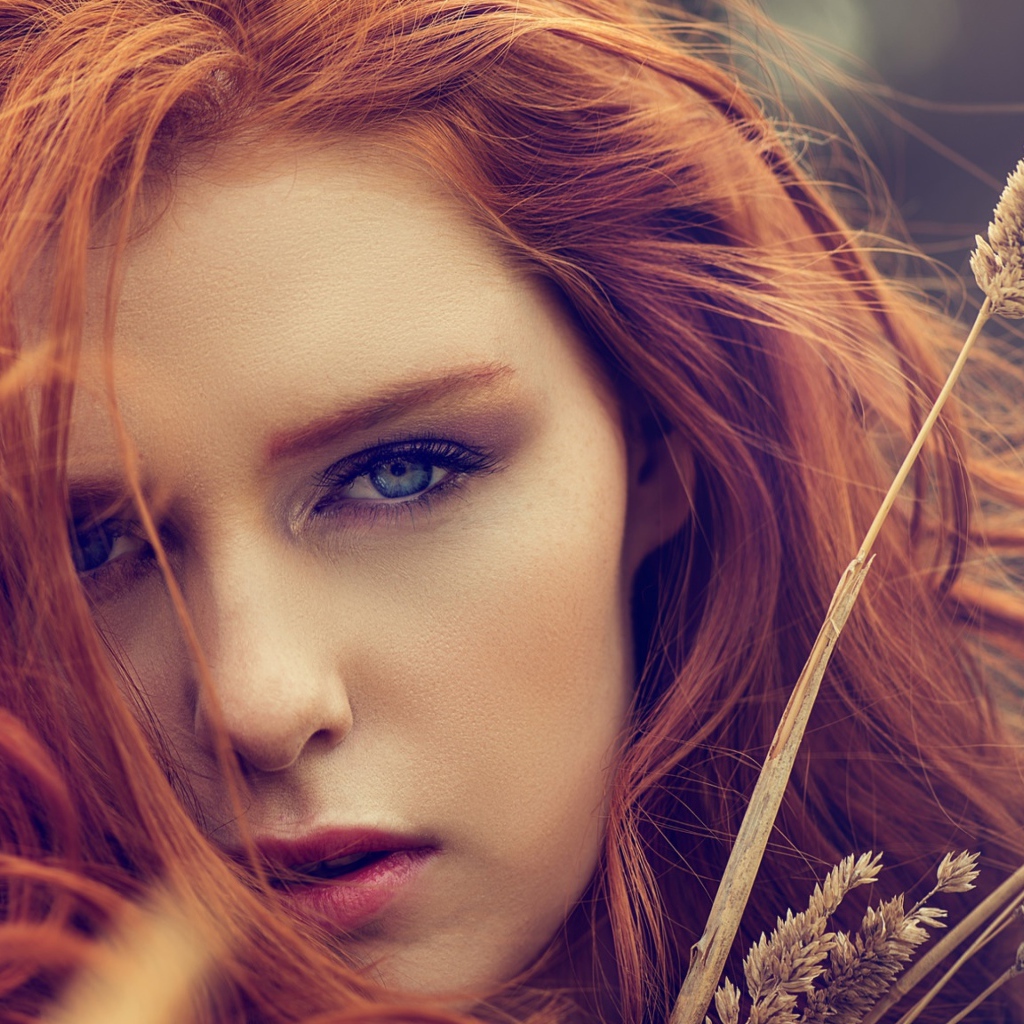 Красивая рыжеволосая девушки с колосками 