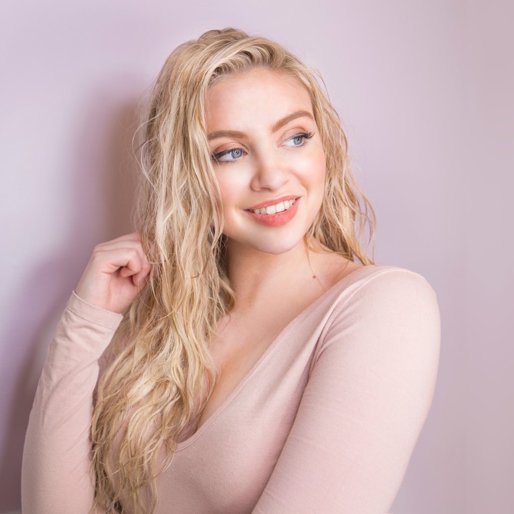 Красивая улыбающаяся девушка блондинка