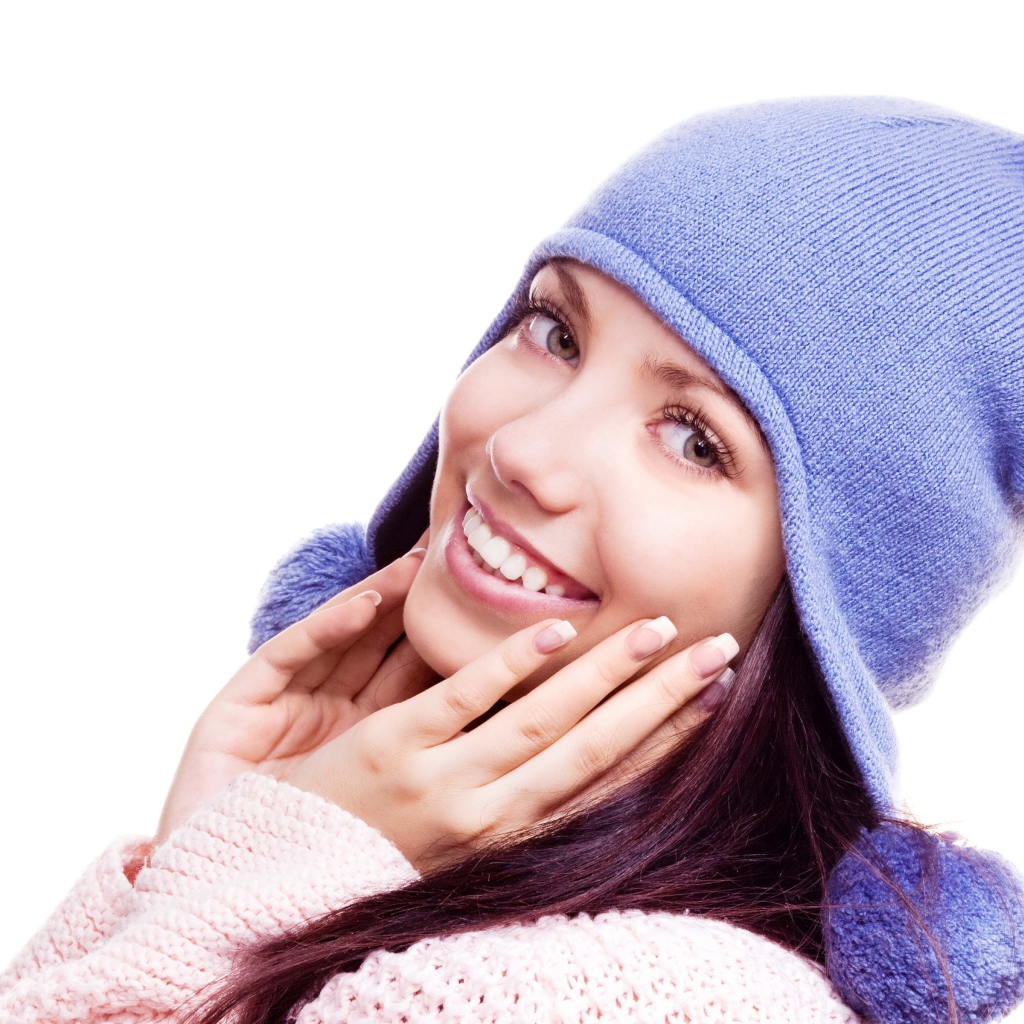 Красивая улыбающаяся девушка в фиолетовой шапке