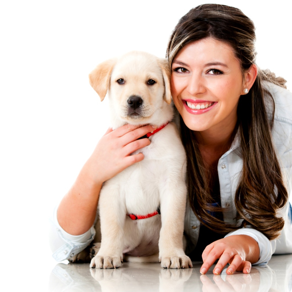 Красивая улыбающаяся девушка с щенком золотистого ретривера
