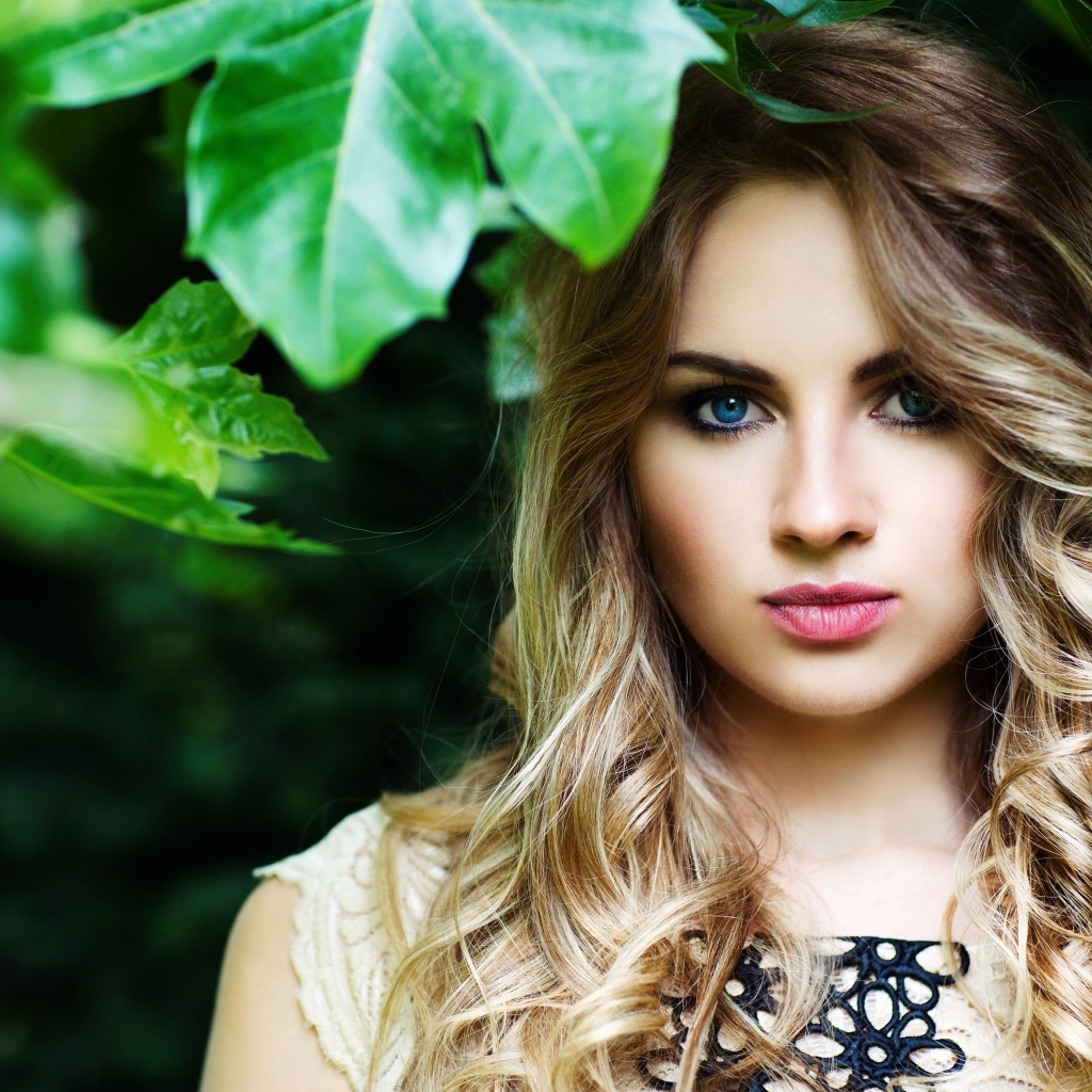 Красивая нежная голубоглазая девушка блондинка