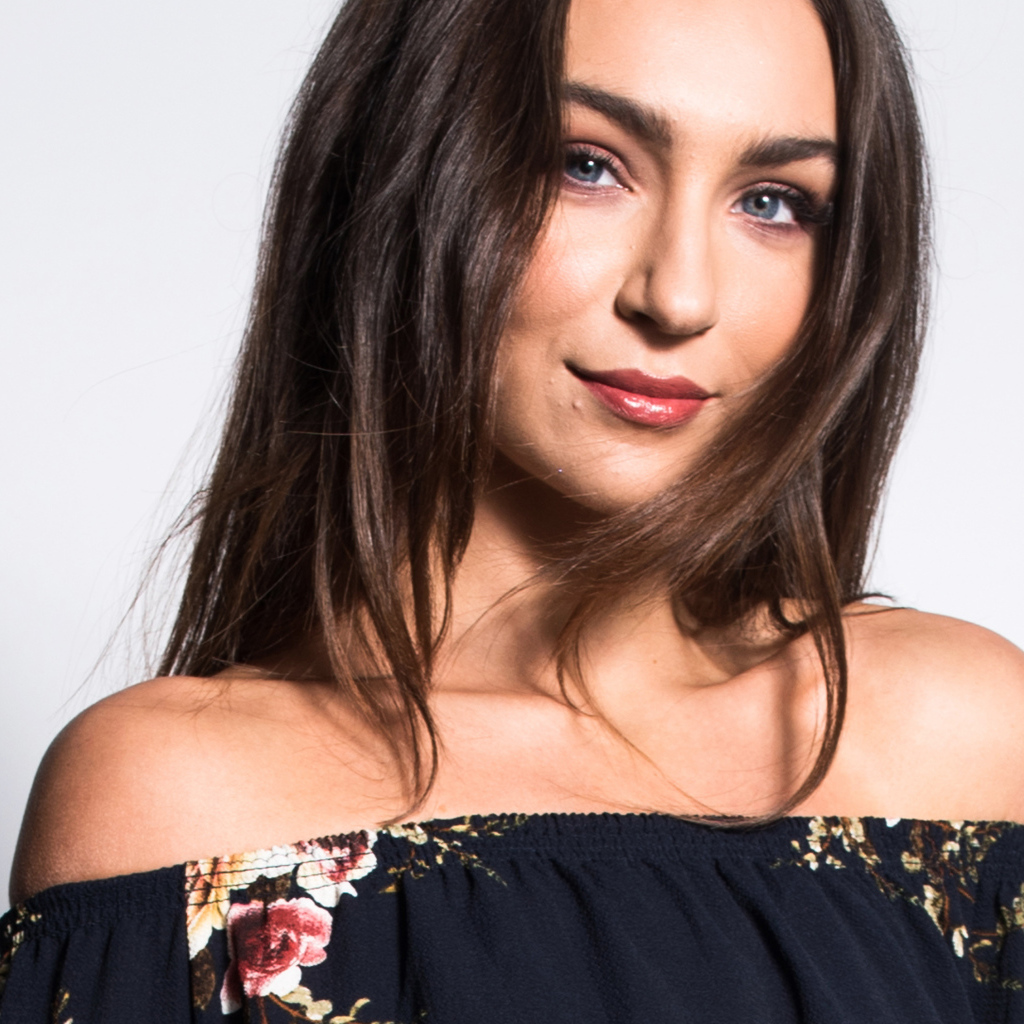 Красивая нежная голубоглазая брюнетка на сером фоне