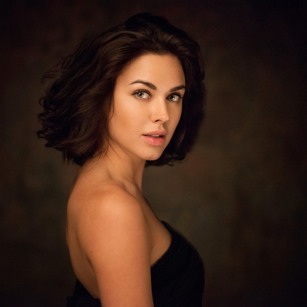 Красивая нежная девушка со стрижкой