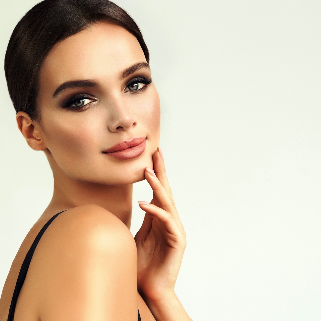 Красивая нежная девушка с голубыми глазами  