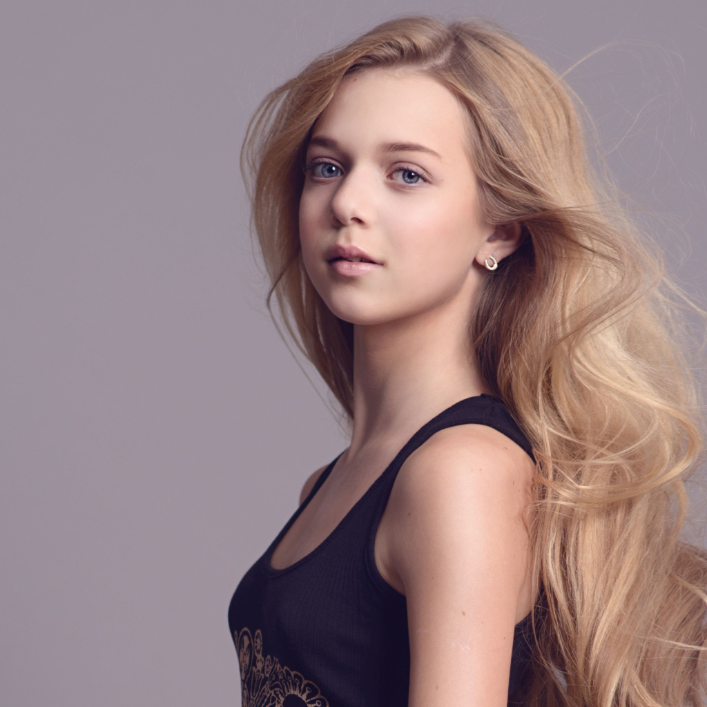Красивая нежная молодая девушка блондинка с длинными волосами  