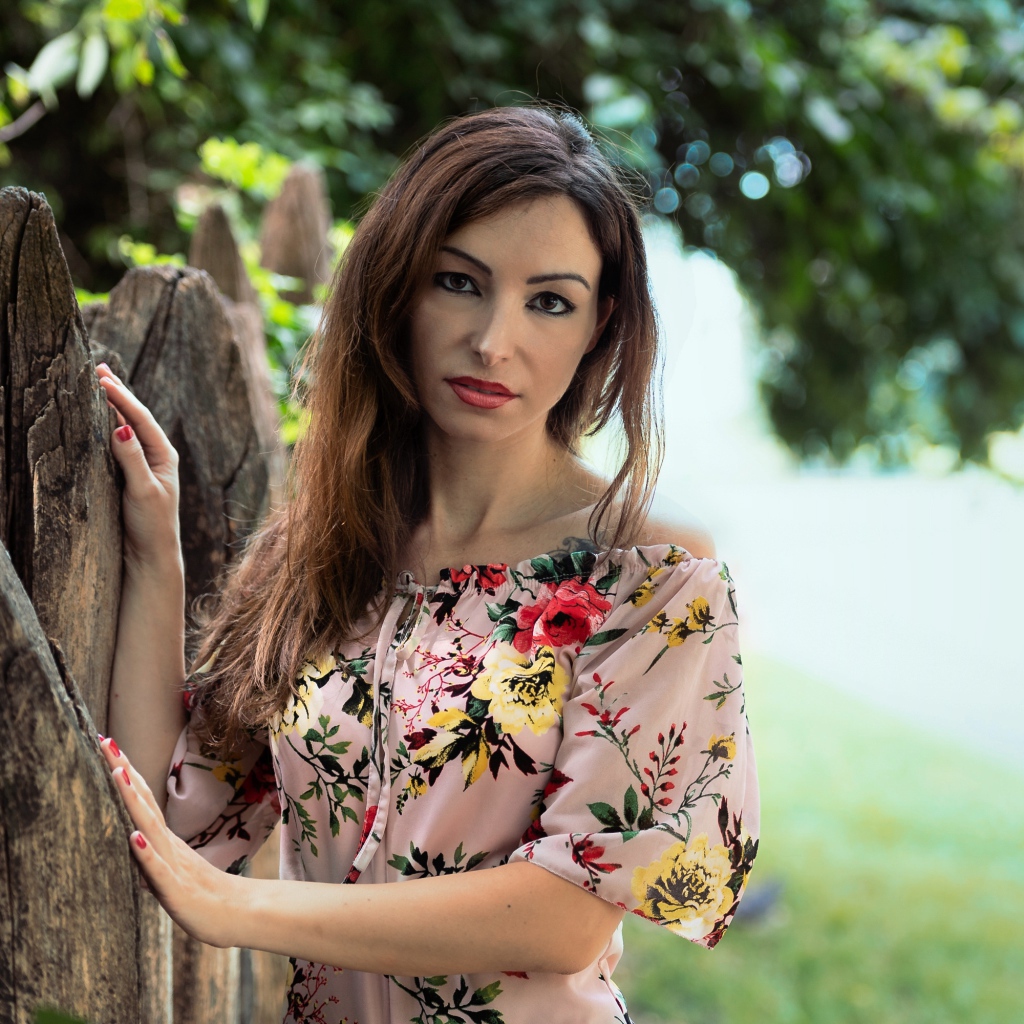 Красивая женщина в платье у сухого дерева