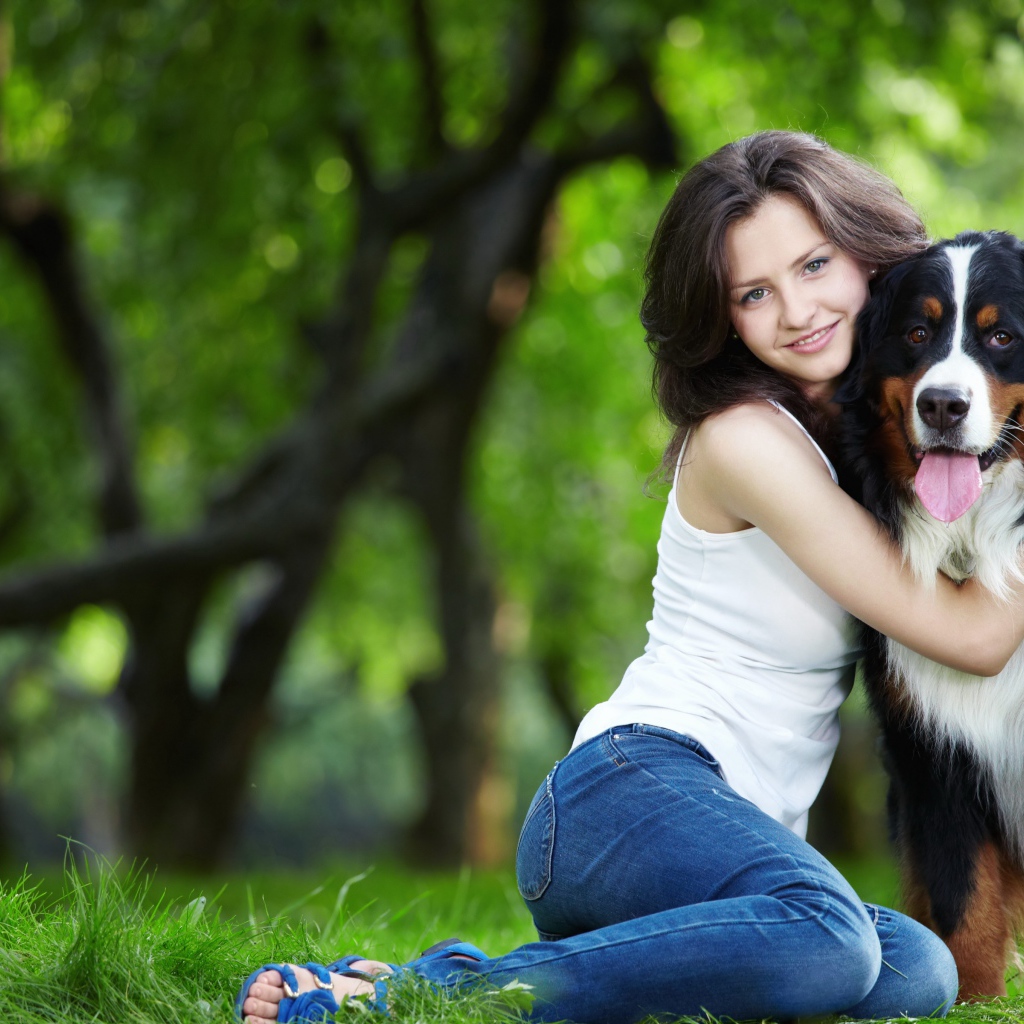 Красивая молодая девушка брюнетка обнимает собаку