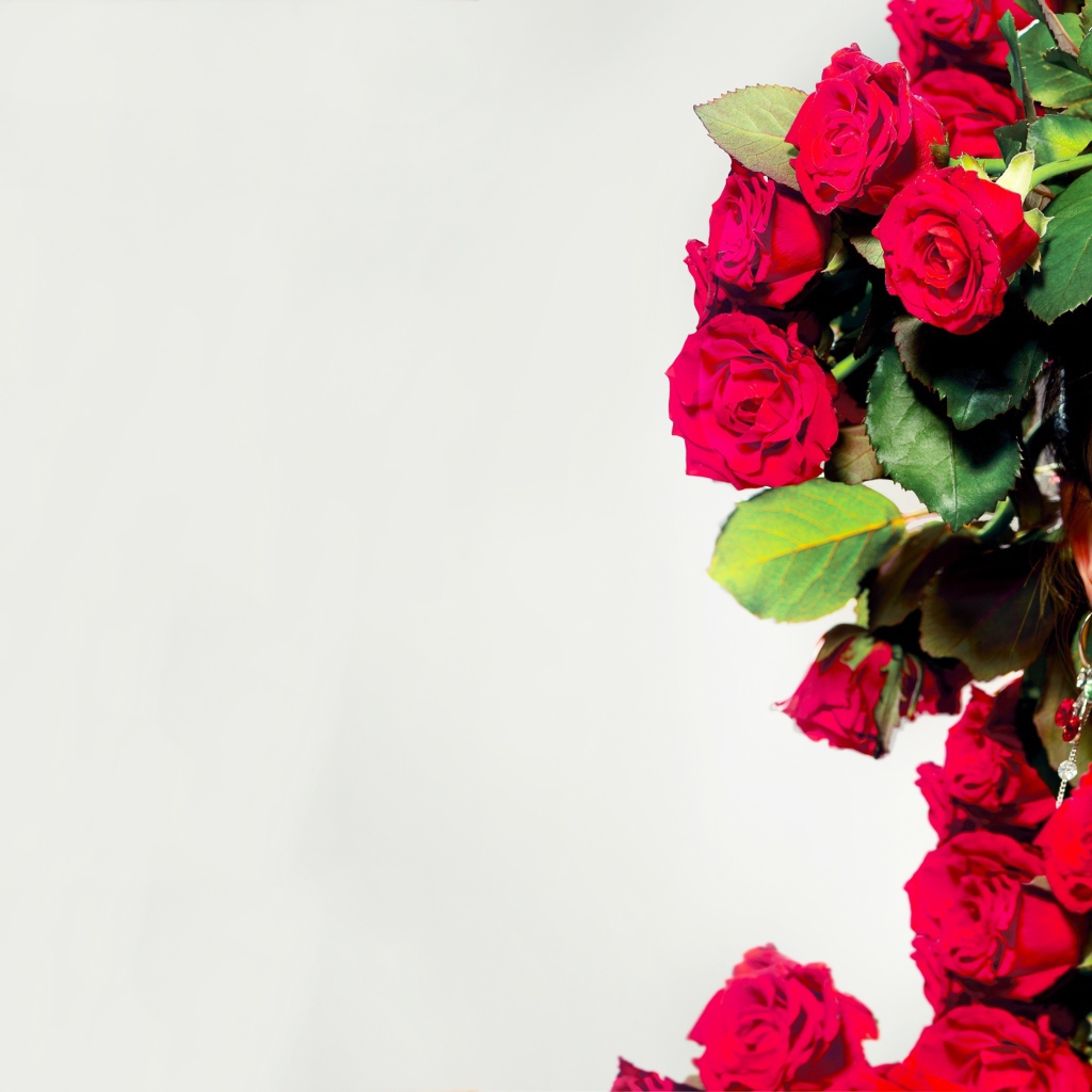 Красивая молодая девушка с венком из красных роз на голове