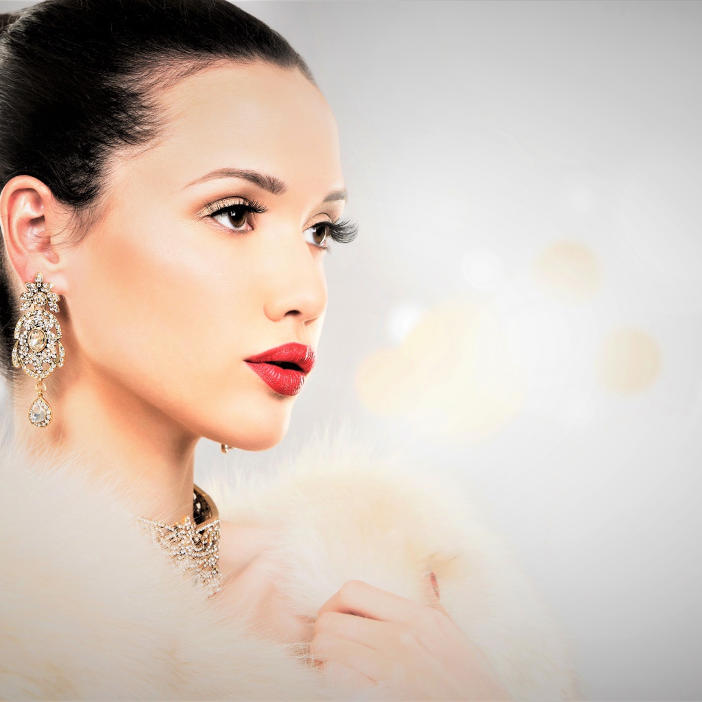 Красивая молодая девушка с красивыми украшениями и в шубе