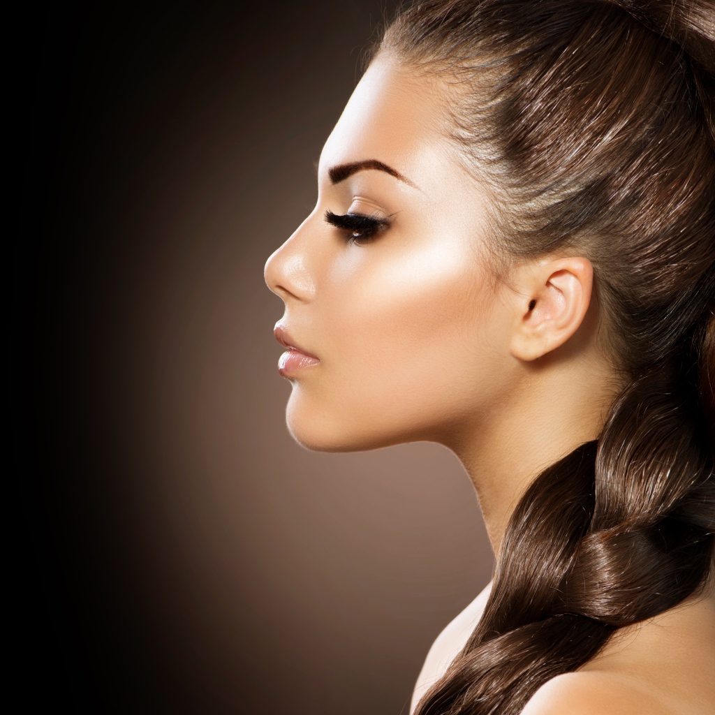 Красивая девушка шатенка с косой