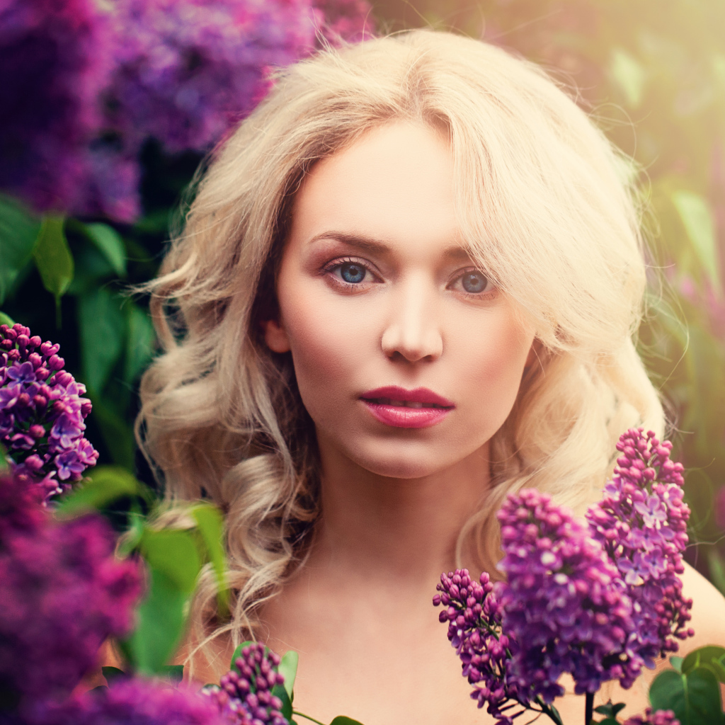 Голубоглазая блондинка в ветках сирени 