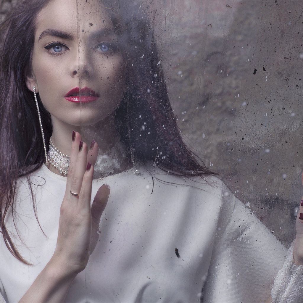 Голубоглазая брюнетка со стеклом в руках