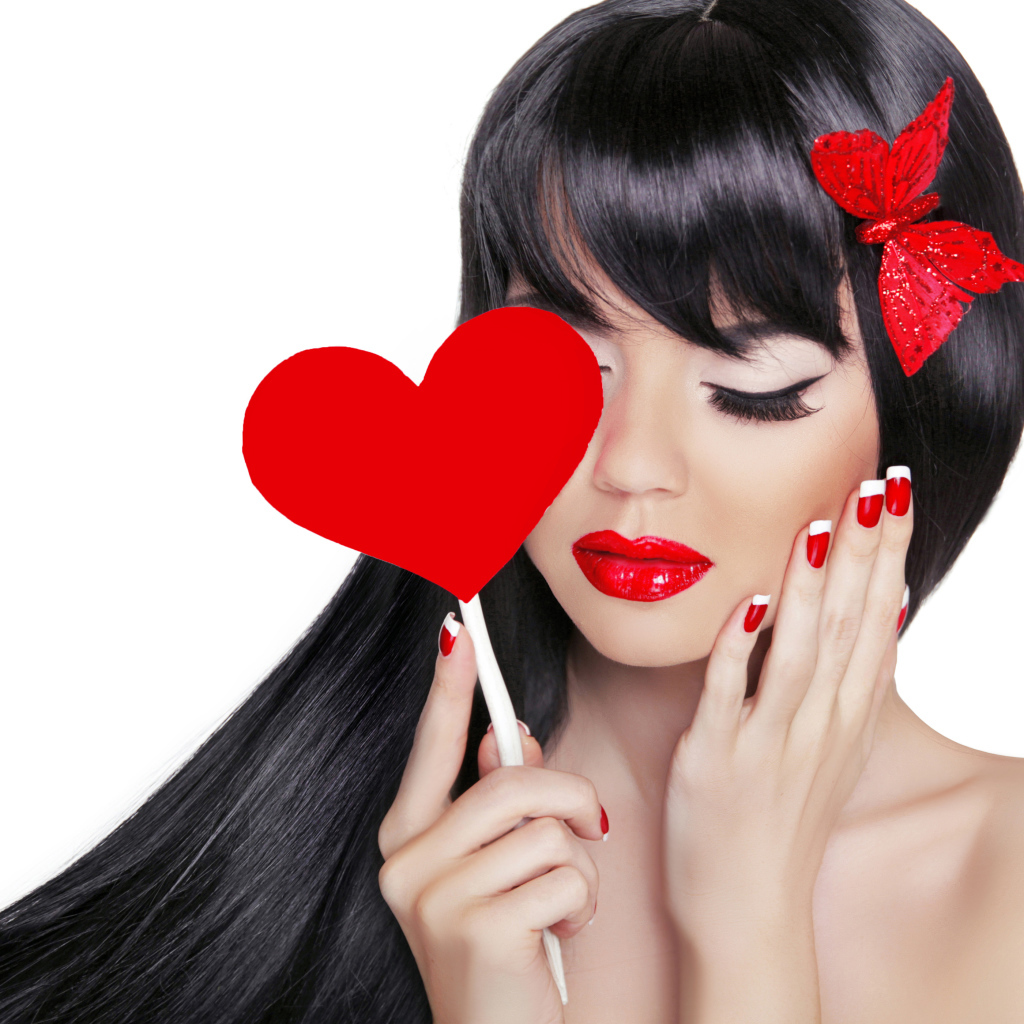 Яркая брюнетка с красным сердцем в руке на белом фоне