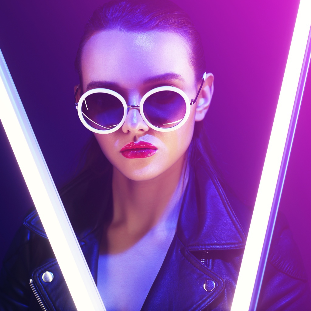 Брутальная девушка в очках в неоновом свете
