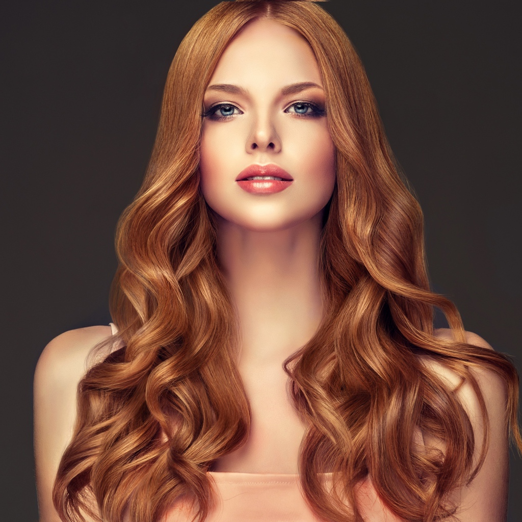 Очаровательная девушка с длинными волосами