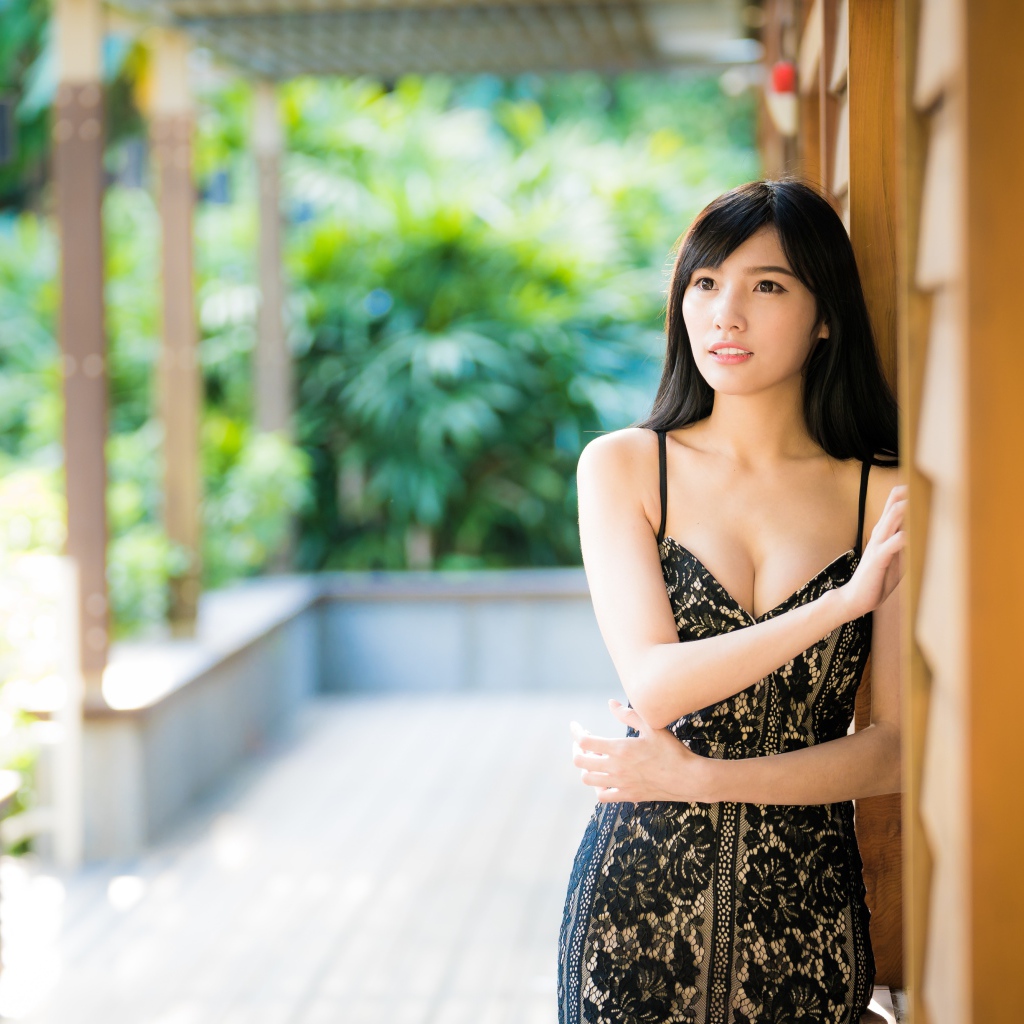 Нежная девушка азиатка в черном платье 
