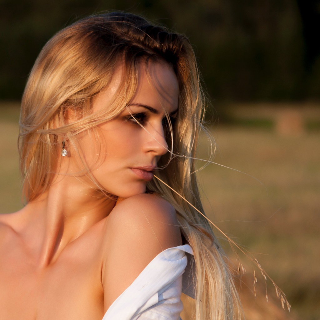 Нежная красивая девушка блондинка с колоском во рту