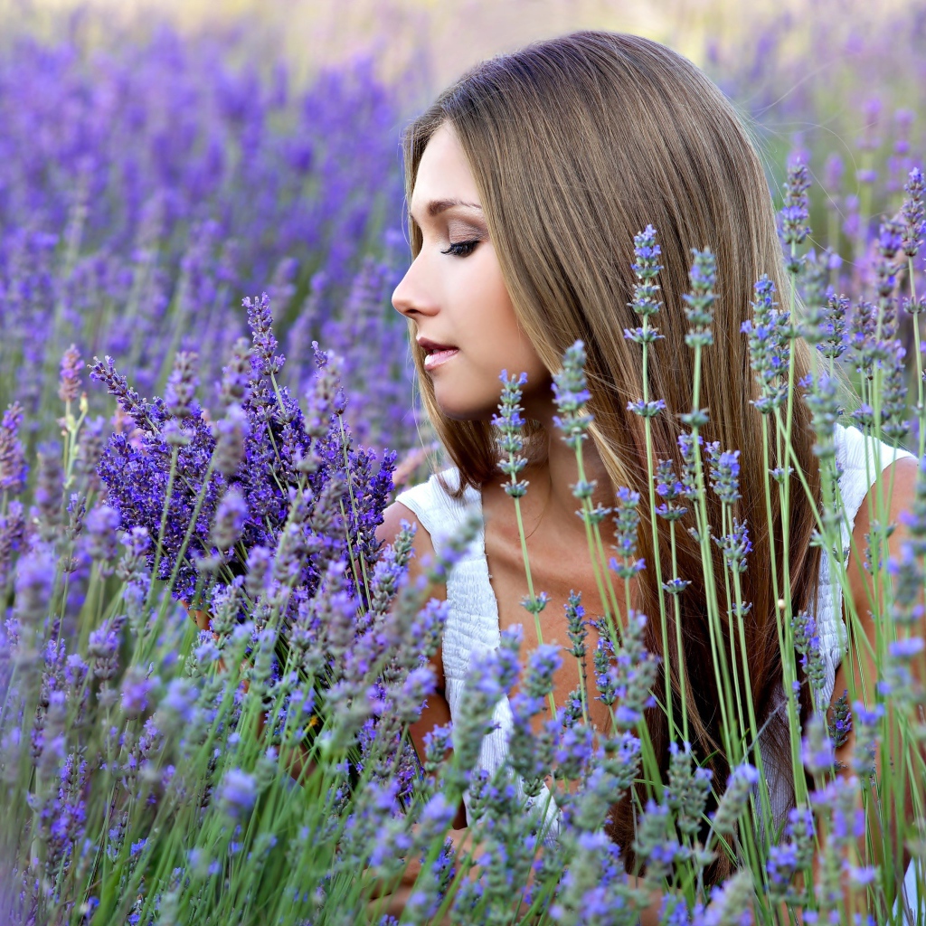 Нежная красивая девушка в цветах лаванды