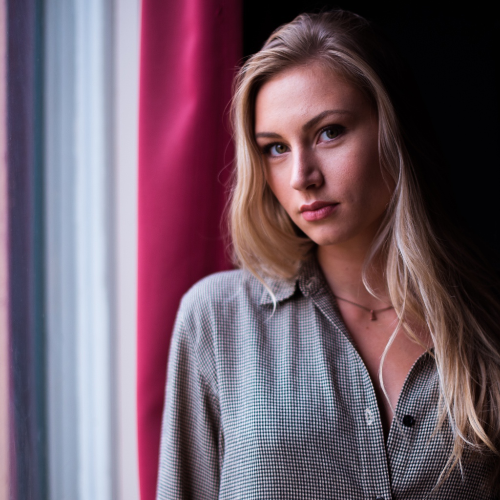 Нежная девушка блондинка у окна