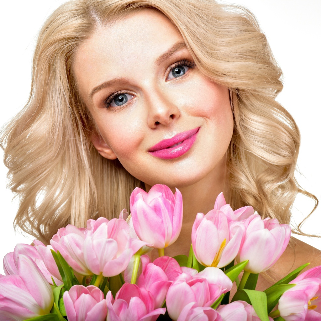 Нежная блондинка с букетом розовых тюльпанов