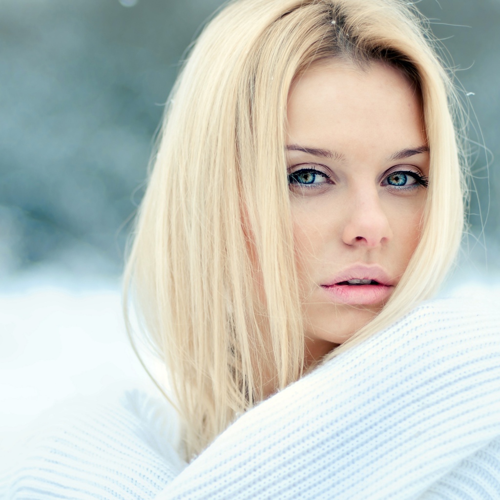 Нежная голубоглазая блондинка в белом свитере