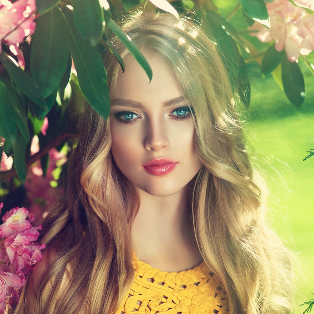 Нежная голубоглазая блондинка в розовых цветах 
