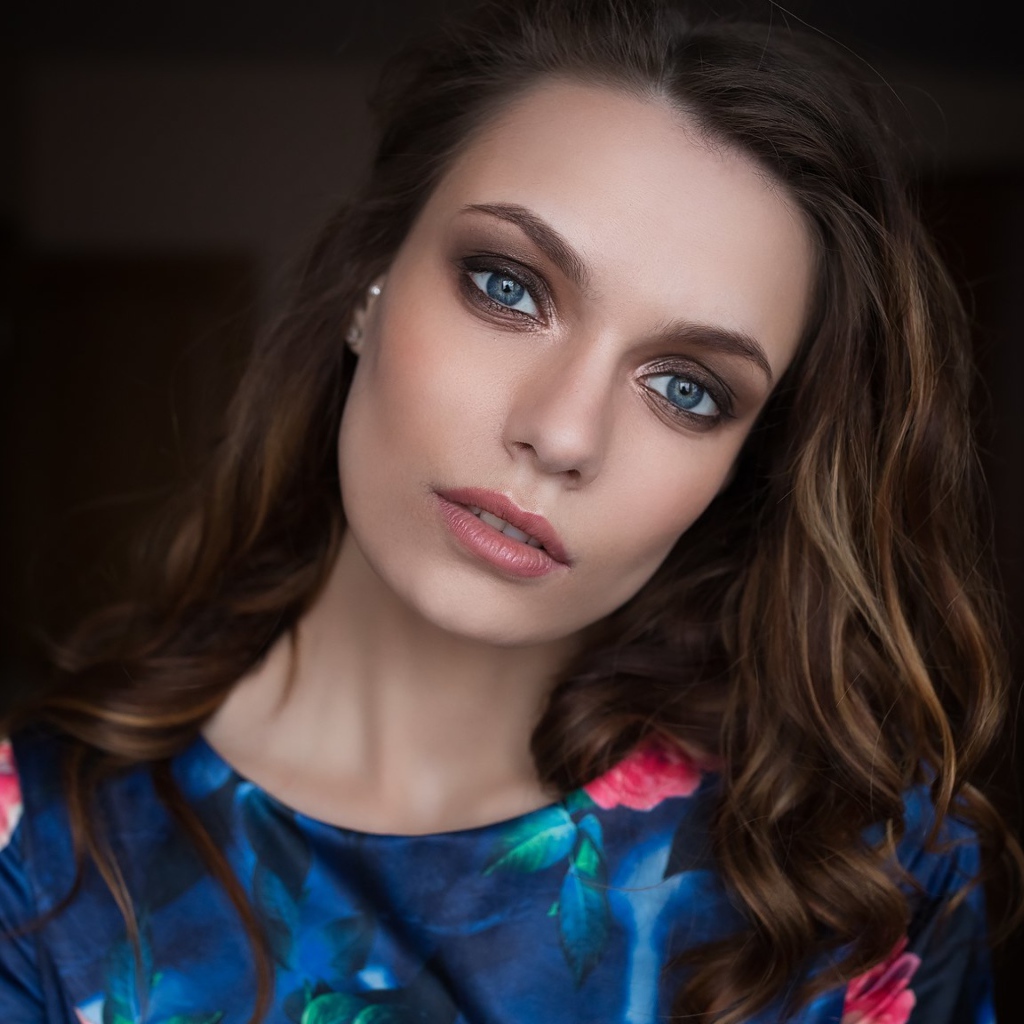 Нежная голубоглазая шатенка 