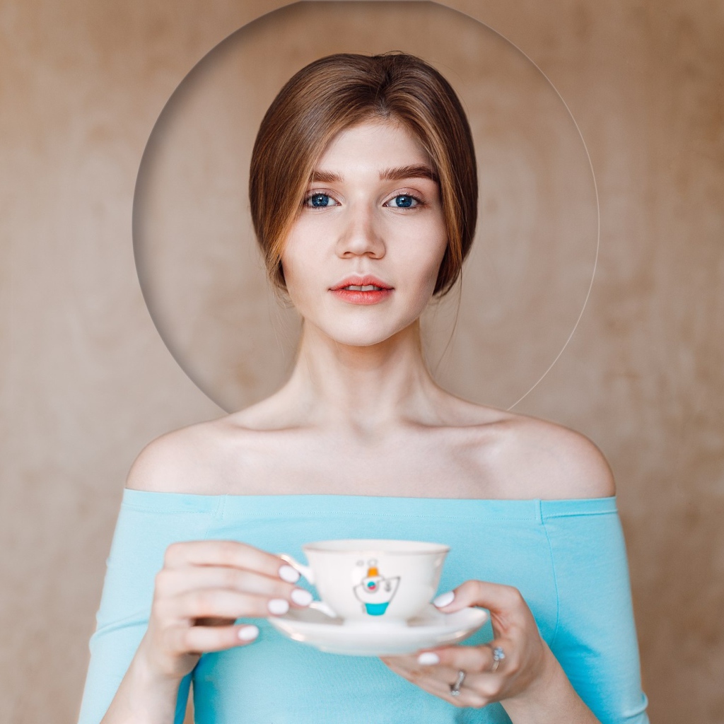 Нежная голубоглазая девушка с чашкой 