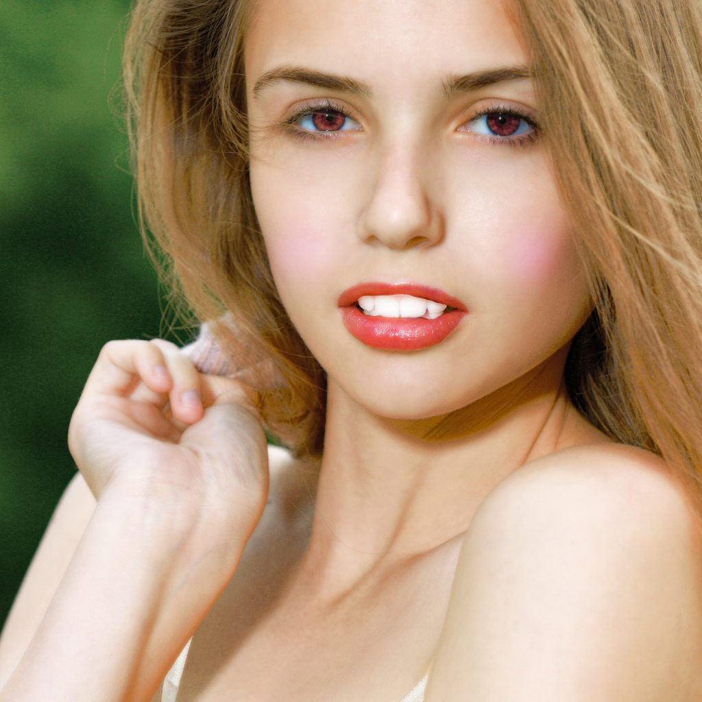 Нежная кареглазая девушка с длинными волосами