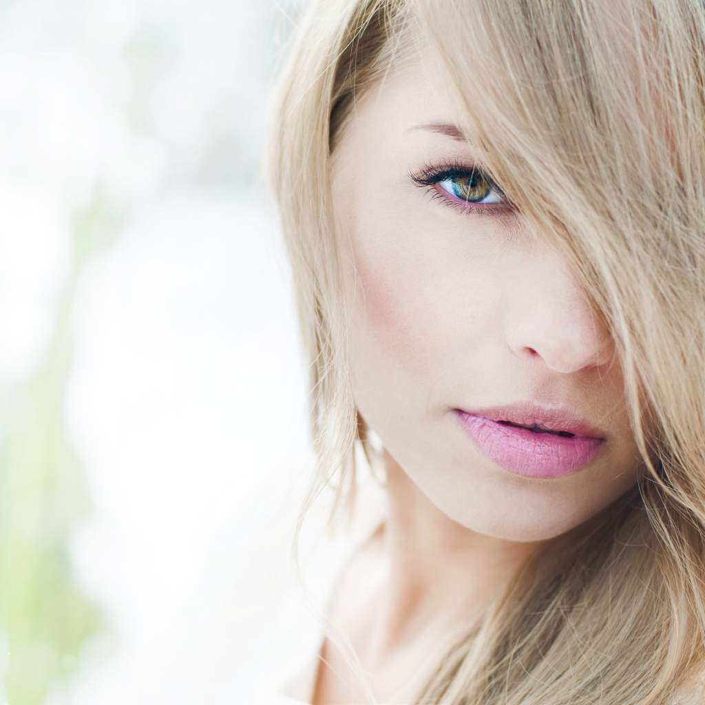 Нежная кареглазая девушка с длинными белыми волосами