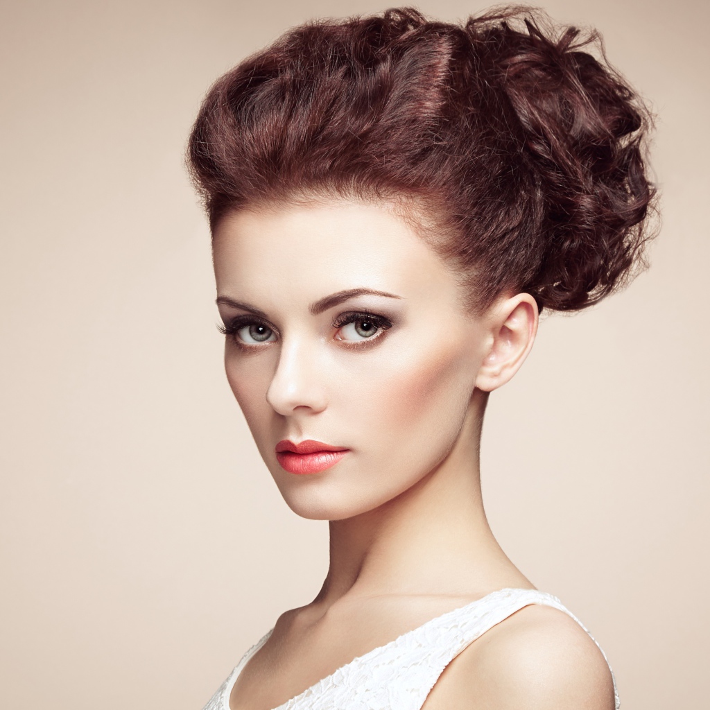 Нежная шатенка с красивой прической