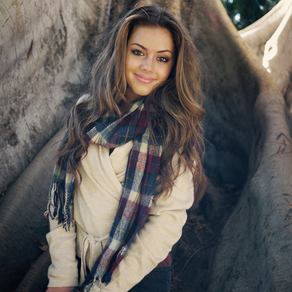 Нежная шатенка с шарфом на шее 