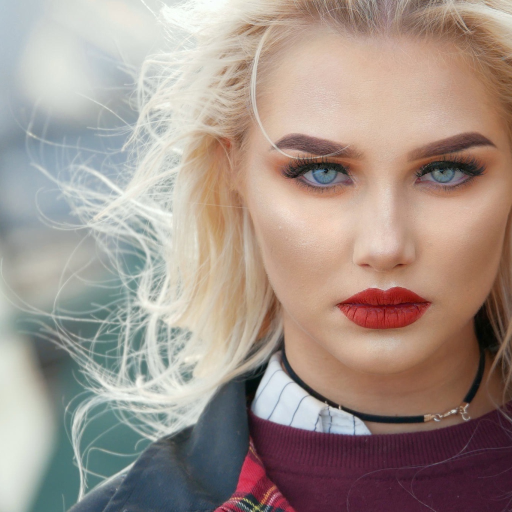 Эффектная голубоглазая блондинка с яркими красными губами