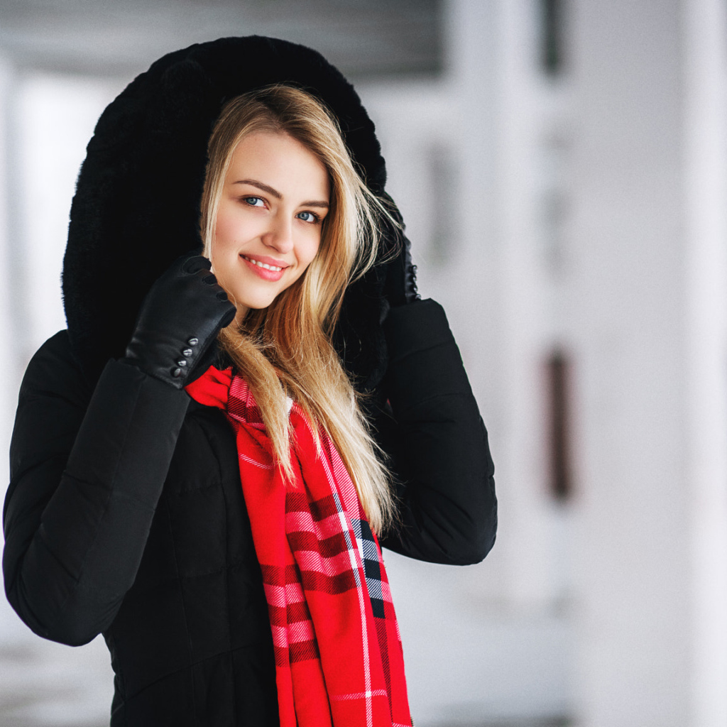 Модная улыбающаяся девушка в теплой куртке 